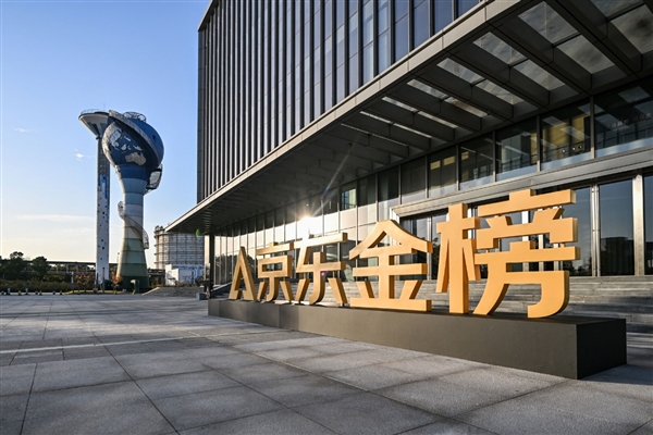 金榜加冕!影驰 RTX 5080金属大师黑金版OC显卡斩获京东2025年度显卡品质金奖!