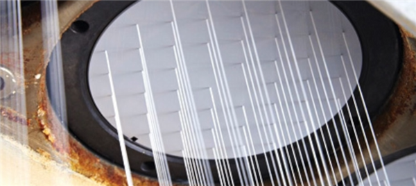 用了几十年的聚酯纤维：是怎么在互联网塌房的